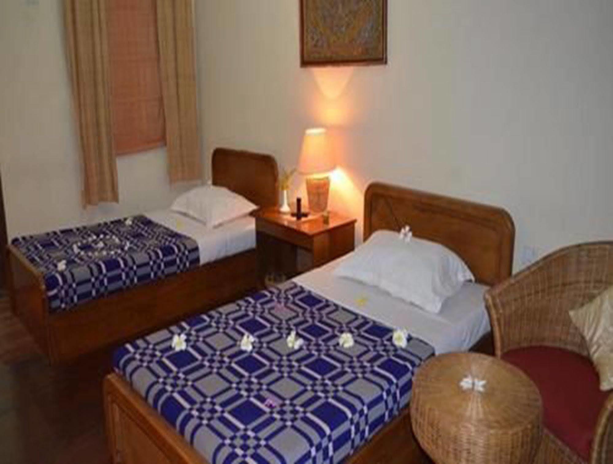 Golden Sunrise Hotel Kyaikto Exterior photo